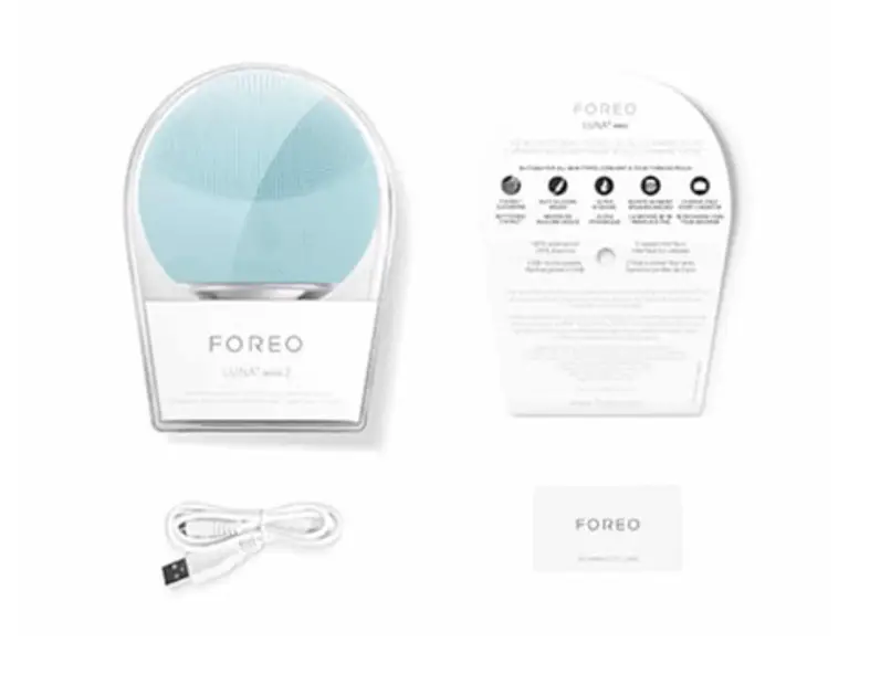 FOREO LUNA Mini 2 review picture of the FOREO LUNA Mini 2 with charger and in it's case 