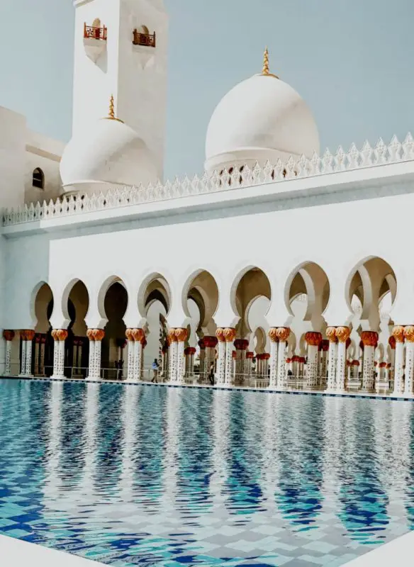 Picture of the outside of Sheik Zayed Mosque