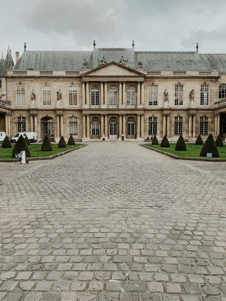 outside entrance to the National Archives