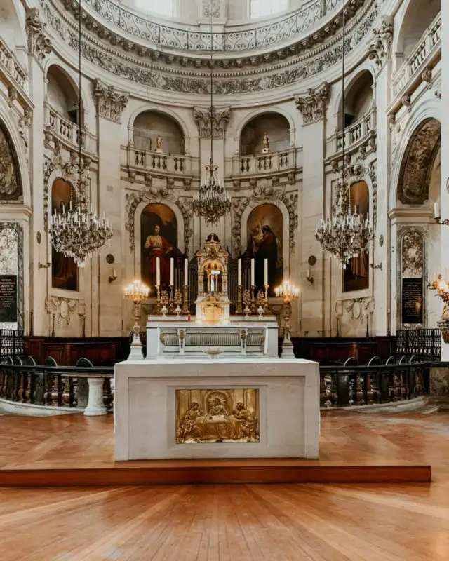 picture of a church in paris