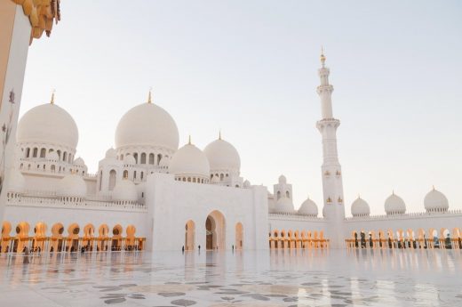 Dress code in Abu Dhabi photo of the Sheik Zayed Grand Mosque in Abu Dhabi.